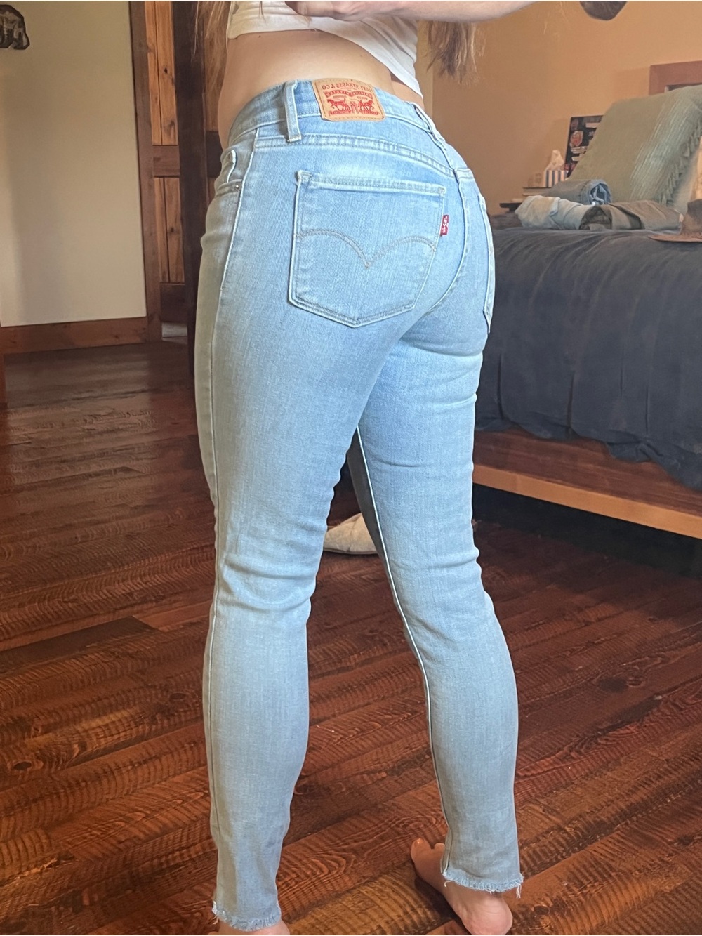 Levi's Women's Skinny 711 Jeans in Light Blue Wash, size 24 Raw Hem petite 28”